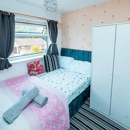 3-bed Retreat - Sleeps 8 Garden & Parking Semesterbostad