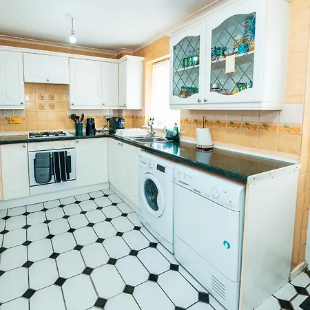 3-bed Retreat - Sleeps 8 Garden & Parking * Manchester