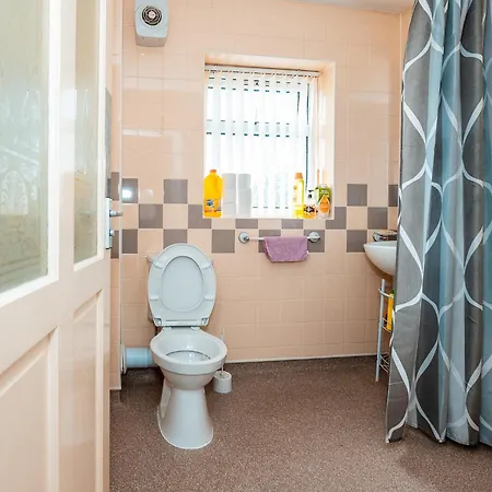 Semesterbostad 3-bed Retreat - Sleeps 8 Garden & Parking *