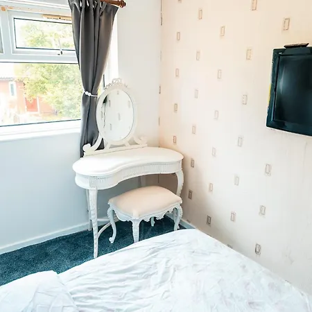 3-bed Retreat - Sleeps 8 Garden & Parking Manchester
