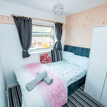 3-bed Retreat - Sleeps 8 Garden & Parking