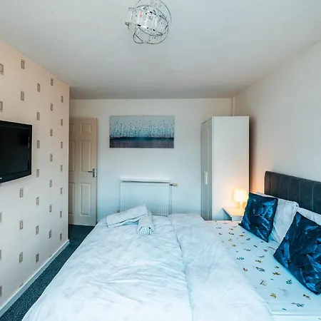 Semesterbostad 3-bed Retreat - Sleeps 8 Garden & Parking