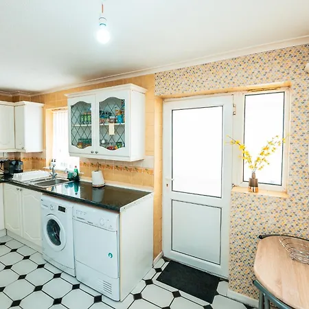 3-bed Retreat - Sleeps 8 Garden & Parking Semesterbostad