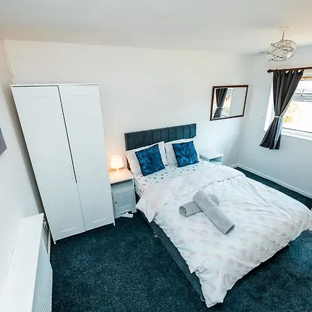 3-bed Retreat - Sleeps 8 Garden & Parking *