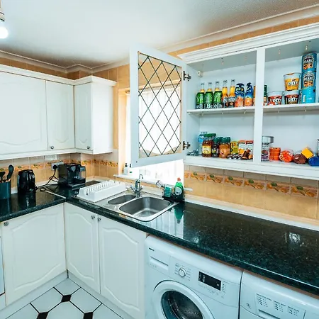 3-bed Retreat - Sleeps 8 Garden & Parking