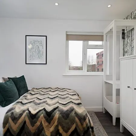Free Parking The Quays- Sleeps 8 By Genesis Living * Manchester