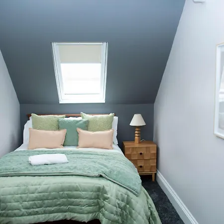 Sleeps 14 The Old Trafford Family Zen By Genesis Living * マンチェスター