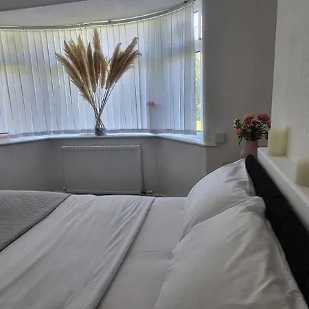 Room In House - Lovely Double Bedroom Near Manchester Airport Pensjonat Manchester