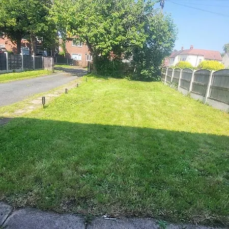 Room In House - Lovely Double Bedroom Near Manchester Airport *