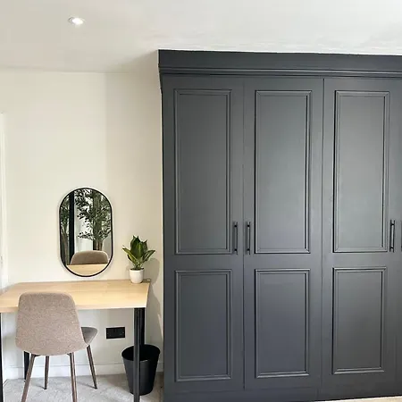 2 Bedroom House - Short Lets & Serviced With Free Parking - 1 Min From Trafford Centre & 2 Mins To M60 * Manchester