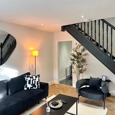 2 Bedroom House - Short Lets & Serviced With Free Parking - 1 Min From Trafford Centre & 2 Mins To M60 Semesterbostad