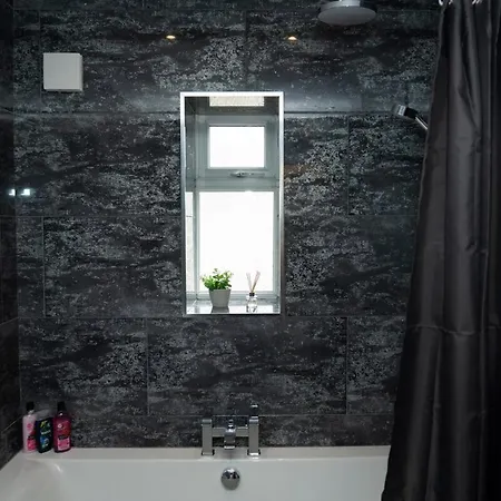 4 Bed Failsworth - 3 Bathrooms - Free Parking - Mon-fri - Ideal For Contractors And Families *