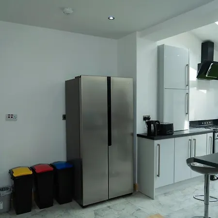 4 Bed Failsworth - 3 Bathrooms - Free Parking - Mon-fri - Ideal For Contractors And Families Manchester