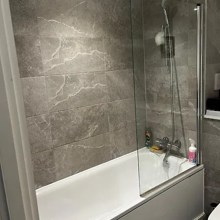 Private Double With Shared Amenities Near ホームステイ