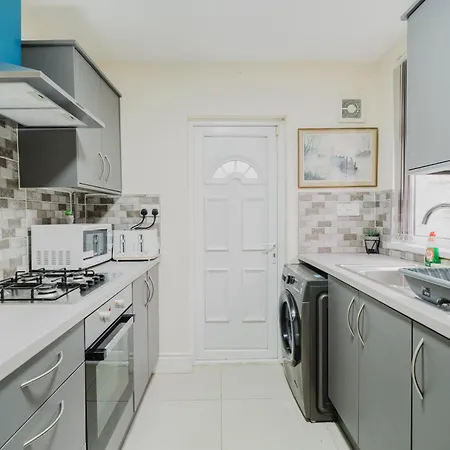Stylish 3 Bedroom House - Free Parking