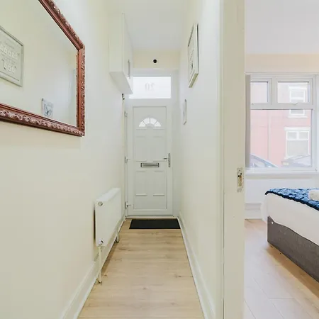 Stylish 3 Bedroom House - Free Parking Manchester