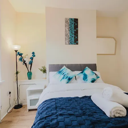 Stylish 3 Bedroom House - Free Parking *