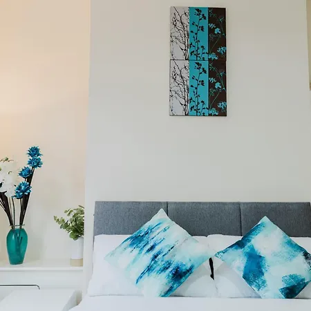 Stylish 3 Bedroom House - Free Parking