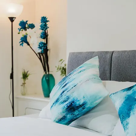 Stylish 3 Bedroom House - Free Parking * Manchester