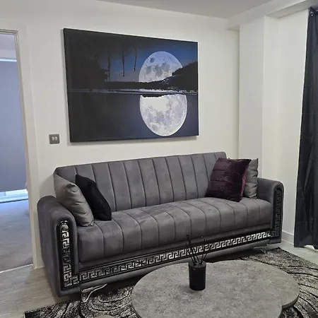 Mega9 Luxury 2bedrooms - 2baths, 2toilets Apartment *