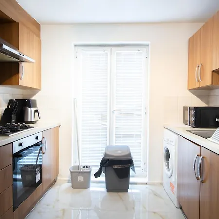 2 Bed Townhouse, Sleeps 5, Close To Centre * Manchester