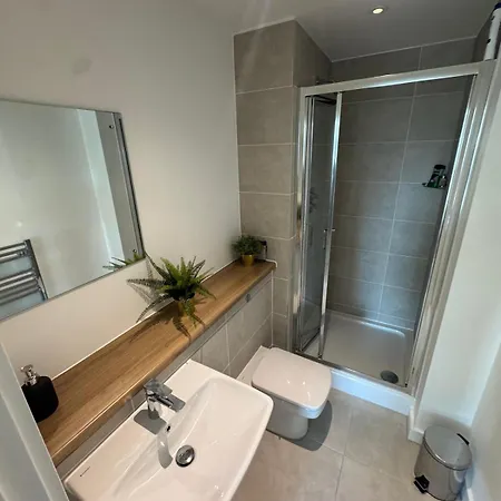 Modern 2-bed In Mediacityuk Hub *