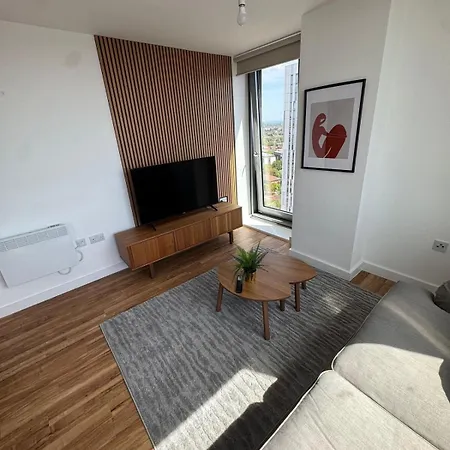 Modern 2-bed In Mediacityuk Hub
