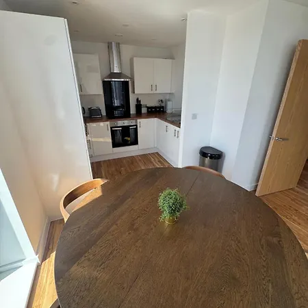 Modern 2-bed In Mediacityuk Hub *
