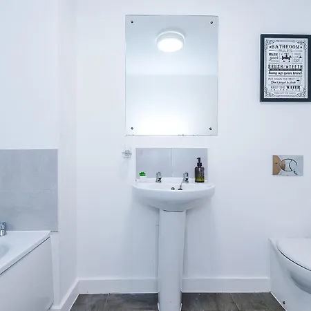 公寓 Charming Salford, Staycation, Wifi, Sleeps 5 曼彻斯特