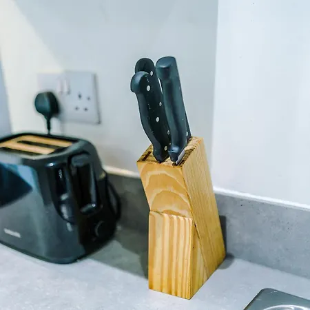 Charming Salford, Staycation, Wifi, Sleeps 5 *