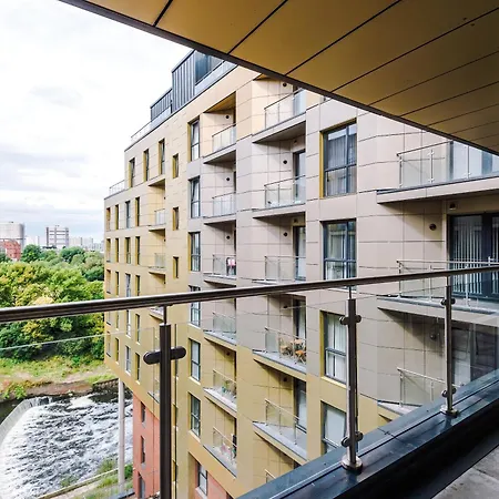 公寓 Charming Salford, Staycation, Wifi, Sleeps 5 *