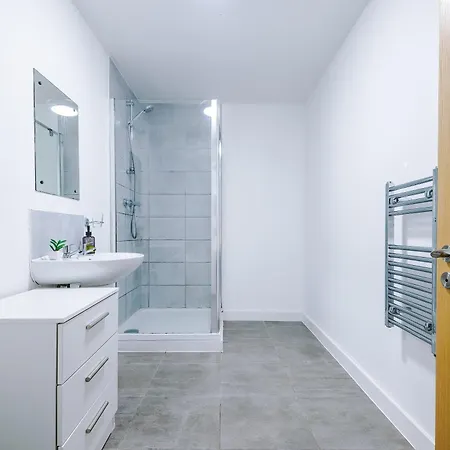 公寓 Charming Salford, Staycation, Wifi, Sleeps 5 *