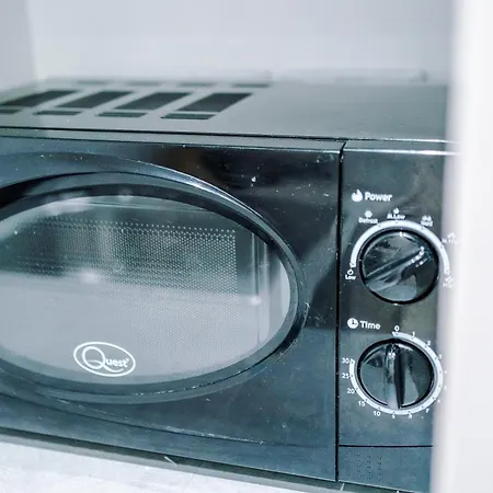 Charming Salford, Staycation, Wifi, Sleeps 5 *