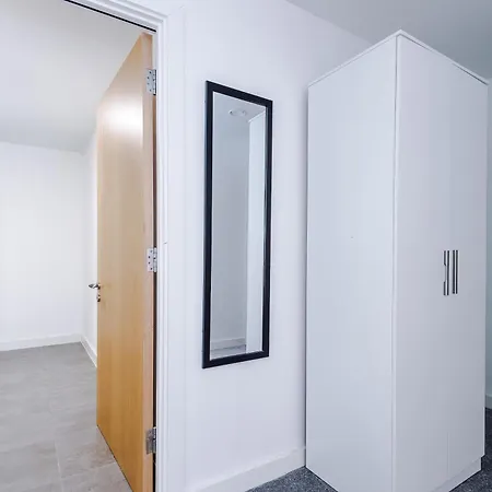 Charming Salford, Staycation, Wifi, Sleeps 5 *