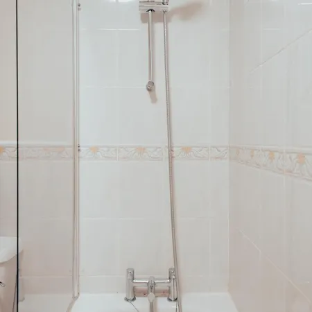 Gem With Stylish 2br Retreat And Free Carpark Lejlighed *