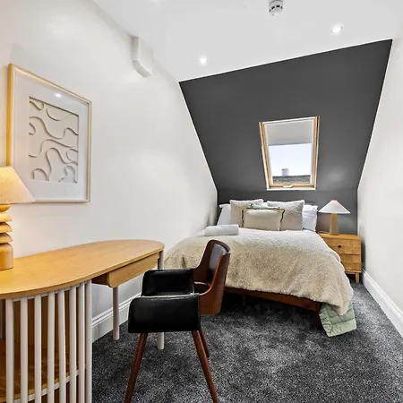 Sleeps 14 The Old Trafford Family Zen By Genesis Living