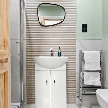 Sleeps 14 The Old Trafford Family Zen By Genesis Living *