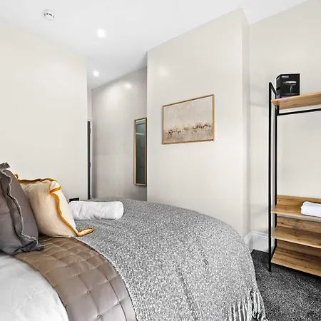 Sleeps 14 The Old Trafford Family Zen By Genesis Living