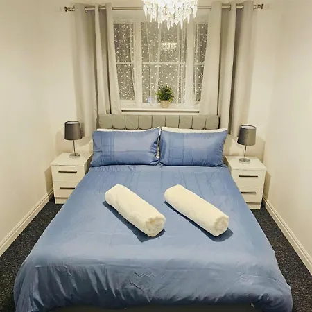 Stylish 3 Bed With Garden & Free Parking Дом отдыха