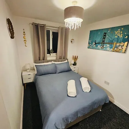 Stylish 3 Bed With Garden & Free Parking Манчестер