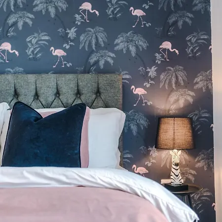 Stunning House By Purestay - 8 Beds With Free Parking Semesterbostad *