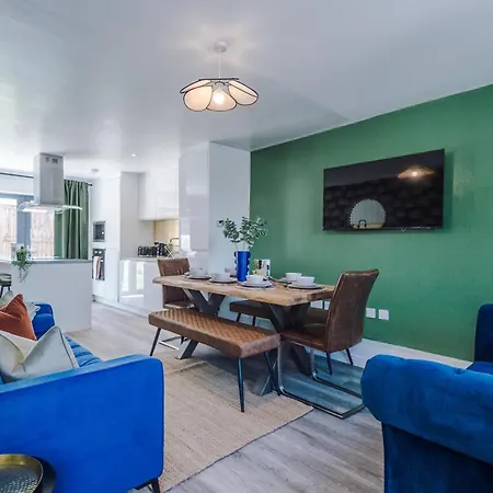 Semesterbostad Stunning House By Purestay - 8 Beds With Free Parking Manchester
