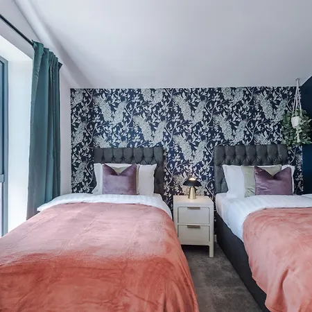 Stunning House By Purestay - 8 Beds With Free Parking Semesterbostad