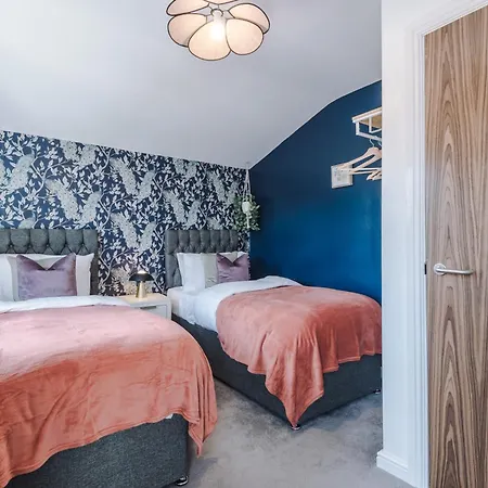 Stunning House By Purestay - 8 Beds With Free Parking Semesterbostad *