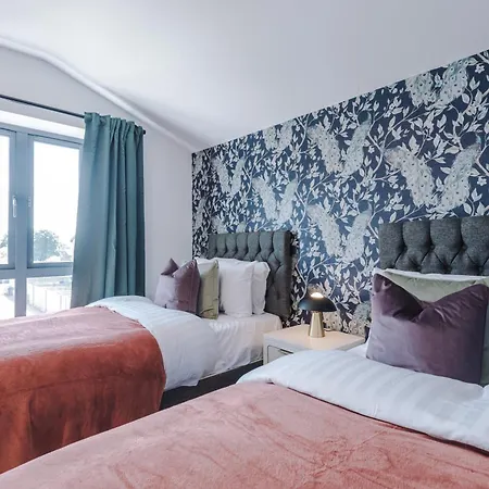 Stunning House By Purestay - 8 Beds With Free Parking Semesterbostad *