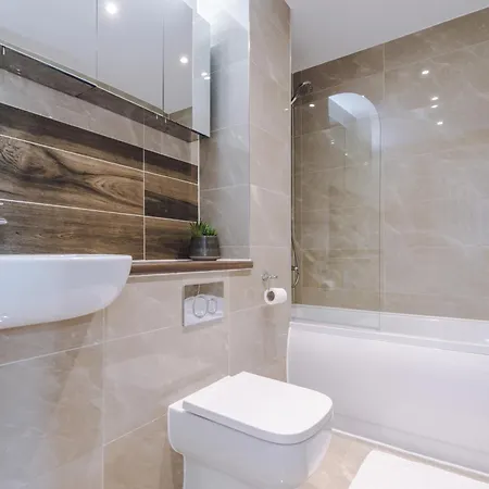 Stunning House By Purestay - 8 Beds With Free Parking Semesterbostad Manchester