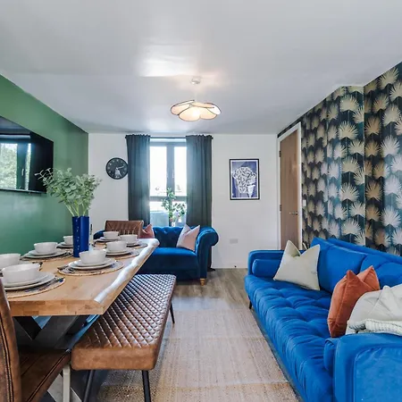 Stunning House By Purestay - 8 Beds With Free Parking Semesterbostad *