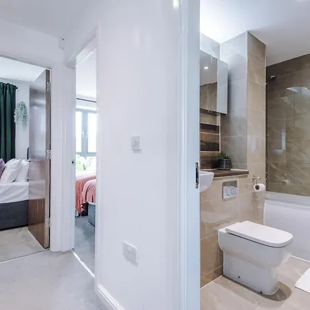 Stunning House By Purestay - 8 Beds With Free Parking Semesterbostad Manchester
