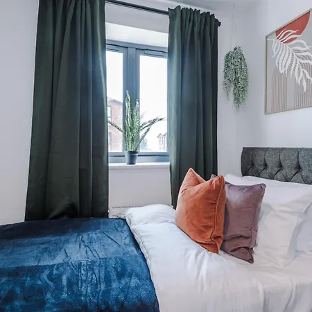 Stunning House By Purestay - 8 Beds With Free Parking Semesterbostad