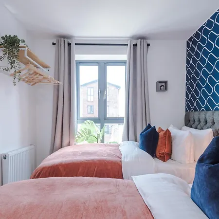 Semesterbostad Stunning House By Purestay - 8 Beds With Free Parking